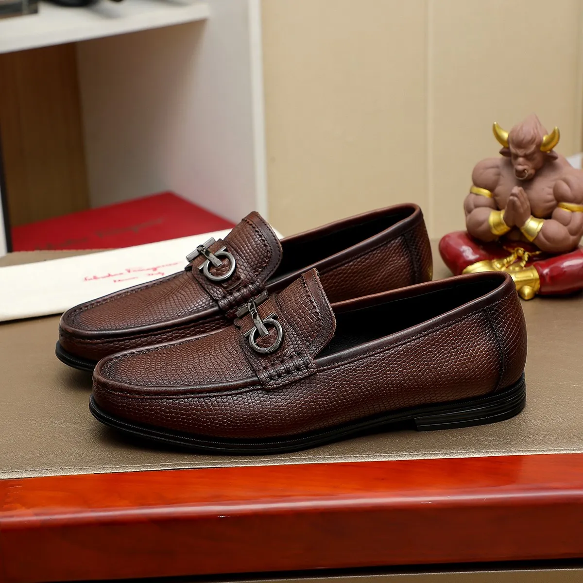Men's shoes 250 🕷🕷🐂【Ferragamo】Ferragamo Popular fashionable casual shoes🇨🇳Official website counter 1:1 production, original mold opening💯Good quality can be seen, imported high-end first-layer pebbled calfskin, water-dyed🐂leather lining🌿very clear texture, high-quality waterproof, non-slip and wear-resistant outsole🎋high quality and low price, truly handmade🍓, color optional! Code number 38-44 (45. To be customized)